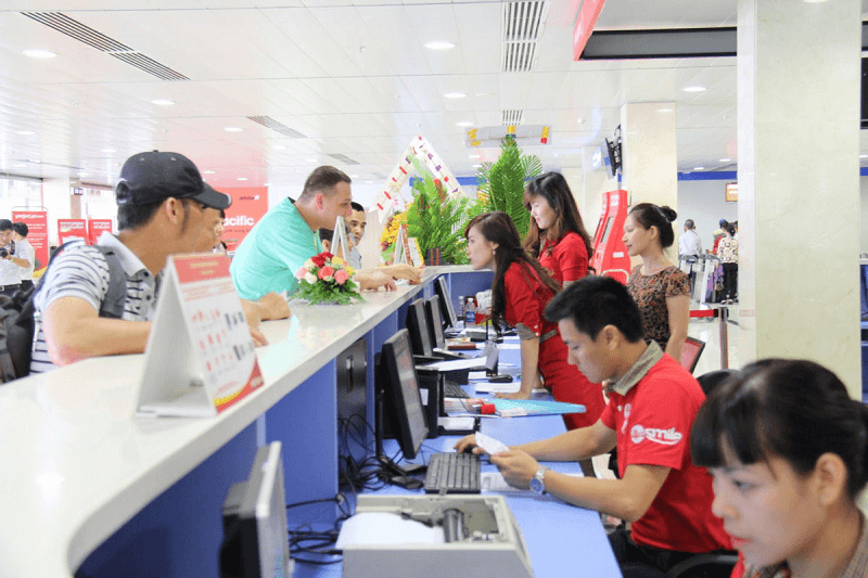 H&agrave;nh kh&aacute;ch n&ecirc;n đến quầy thủ tục của h&atilde;ng để được tư vấn