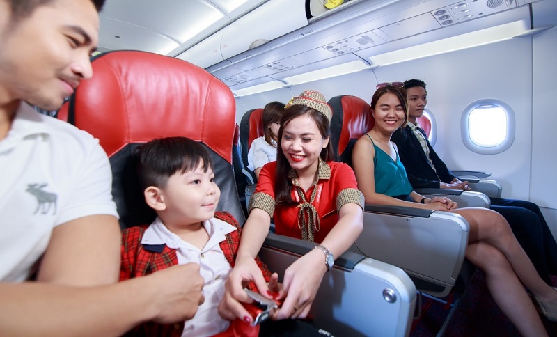 Trẻ em dưới 14 tuổi cần mang theo hộ chiếu riêng hoặc kèm hộ chiếu của cha mẹ Trẻ em dưới 14 tuổi cần mang theo hộ chiếu riêng hoặc kèm hộ chiếu của cha mẹ