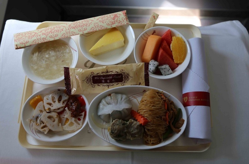 Một suất ăn được phục vụ trên chuyến bay của Shenzhen Airlines Một suất ăn được phục vụ trên chuyến bay của Shenzhen Airlines