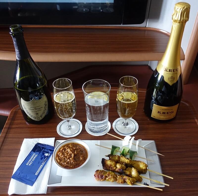 Nhâm nhi chút champagne cùng món ăn đặc trưng giúp chuyến bay thêm phần thú vị