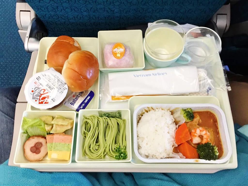 Đồ ăn của Vietnam Airlines được đ&aacute;nh gi&aacute; l&agrave; phong ph&uacute; v&agrave; đẹp mắt