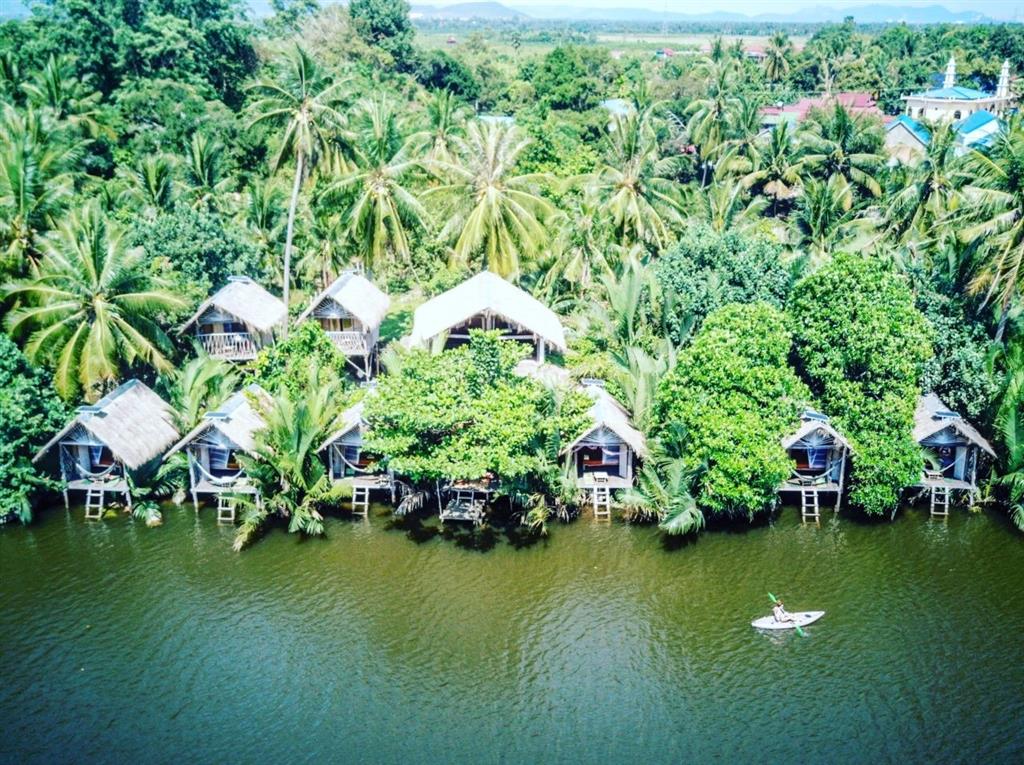 Thị trấn Kampot được bao quanh bởi dòng song cùng tên Thị trấn Kampot được bao quanh bởi dòng song cùng tên