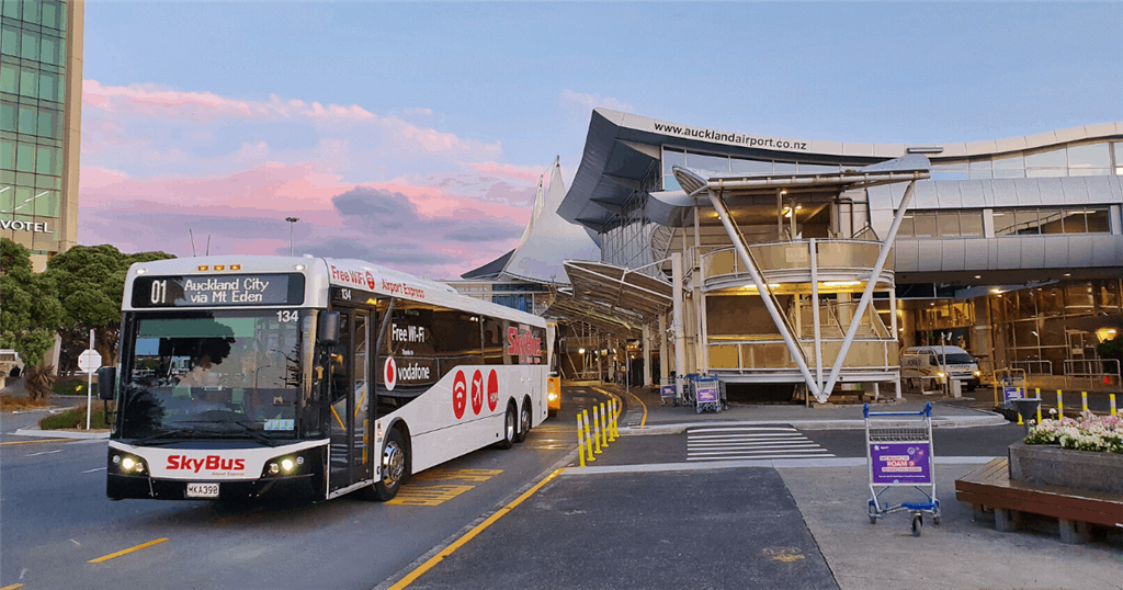 Từ sân bay bạn có thể di chuyển bằng bus để vào trung tâm thành phố Từ sân bay bạn có thể di chuyển bằng bus để vào trung tâm thành phố