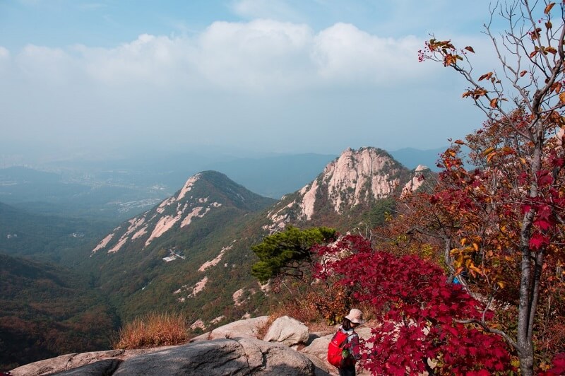 Seoul là một trong số ít các siêu đô thị được bao quanh bởi những ngọn núi cao Seoul là một trong số ít các siêu đô thị được bao quanh bởi những ngọn núi cao