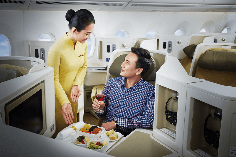 V&eacute; m&aacute;y bay hạng c l&agrave; g&igrave;? Suất ăn n&oacute;ng phục vụ cho h&agrave;nh kh&aacute;ch hạng C