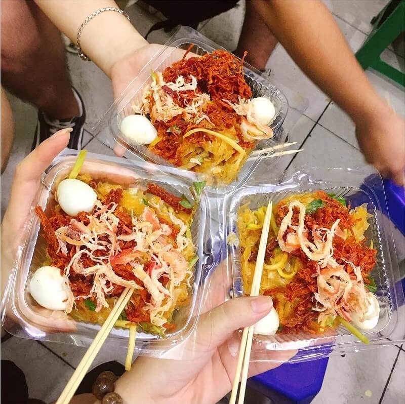 Bánh tráng trộn là món ăn mà bạn nhất định phải thử khi tới Sài Gòn Bánh tráng trộn là món ăn mà bạn nhất định phải thử khi tới Sài Gòn